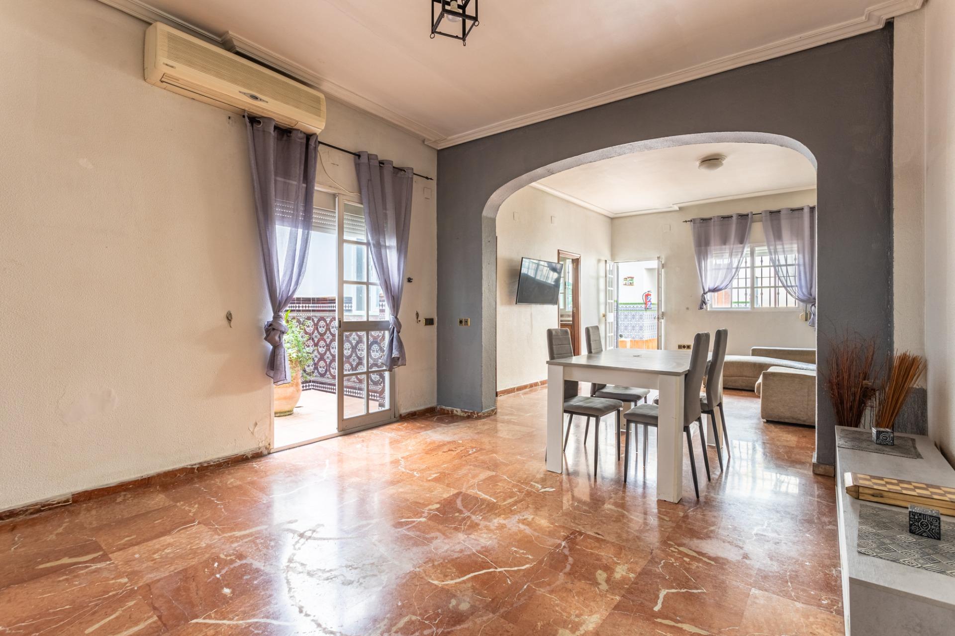 SE VENDE CASA 286 M2 CON 2 VIVIENDAS INDEPENDIENTES (TOTAL 6 HABIT. + 4 BAÑOS) Y AMPLIO GARAJE