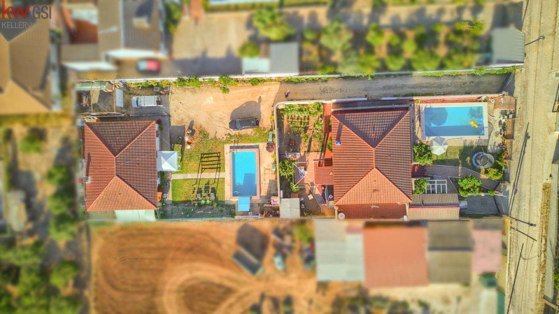 PARCELA CON DOS CASAS Y DOS PISCINAS EN ALMENSILLA