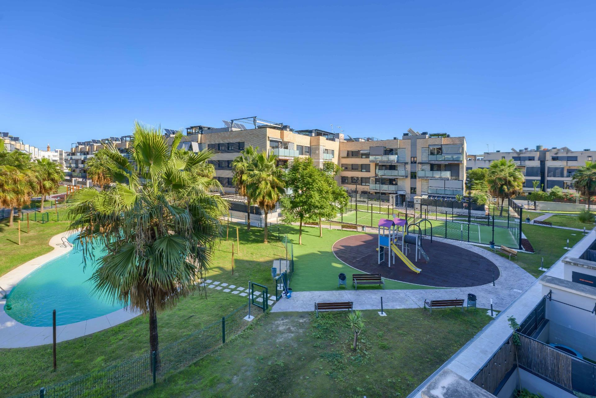 Piso luminoso con terraza, piscina y garaje a 5 minutos de Sevilla