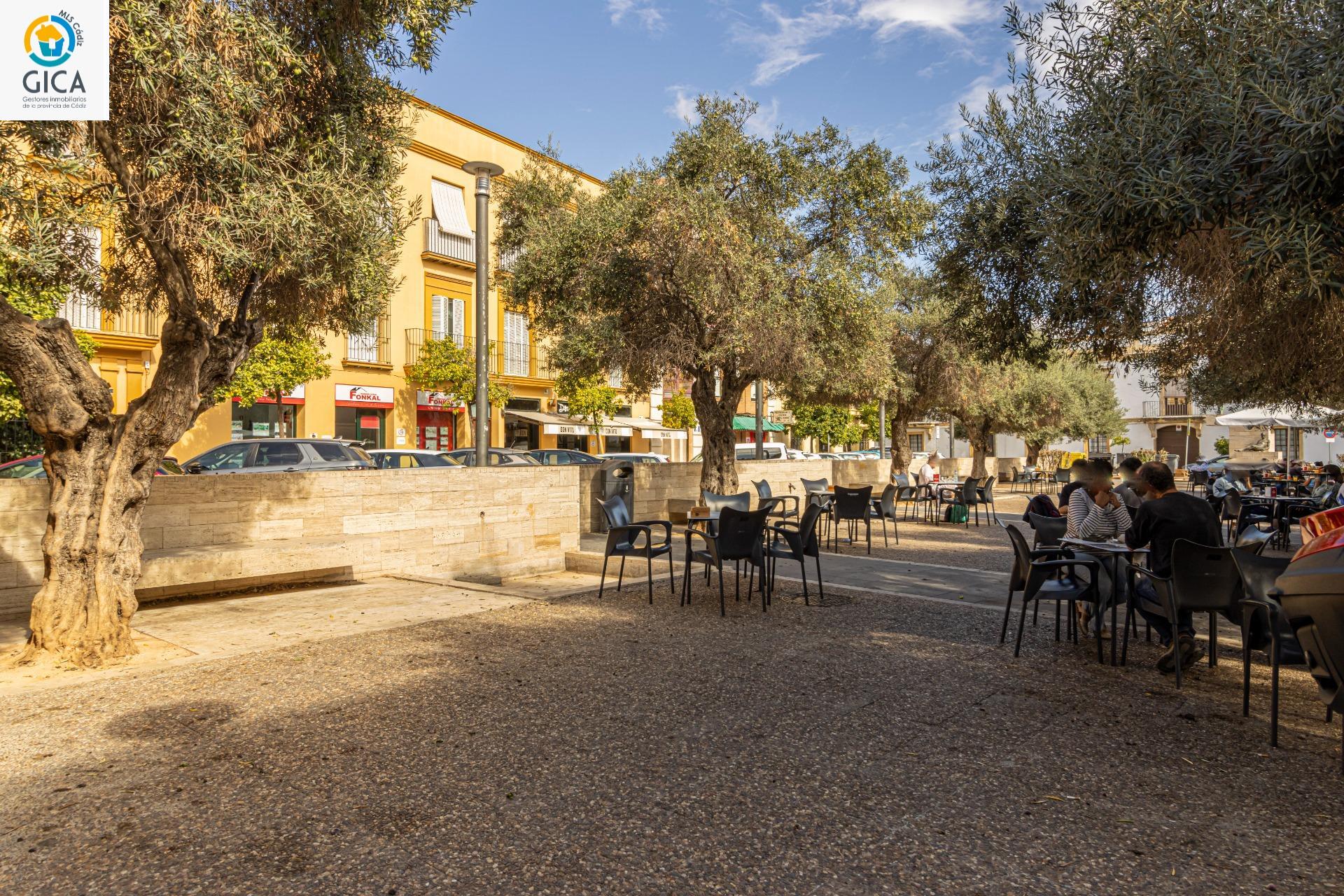 CÉNTRICO PISO EN EL CENTRO DE JEREZ CON GARAJE Y ASCENSOR