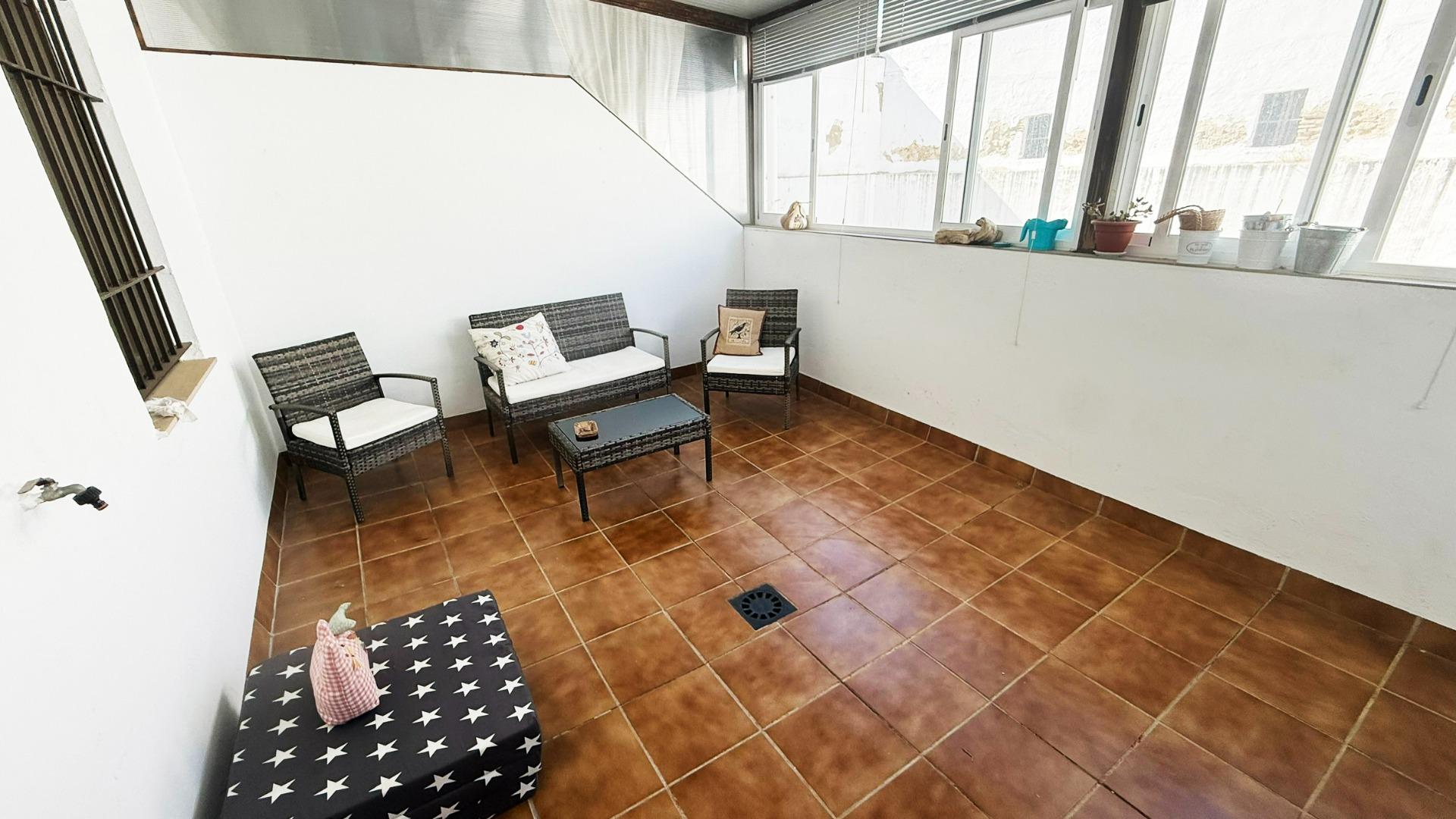 Piso listo para entrar a vivir, con gran terraza y cerca del tranvía.