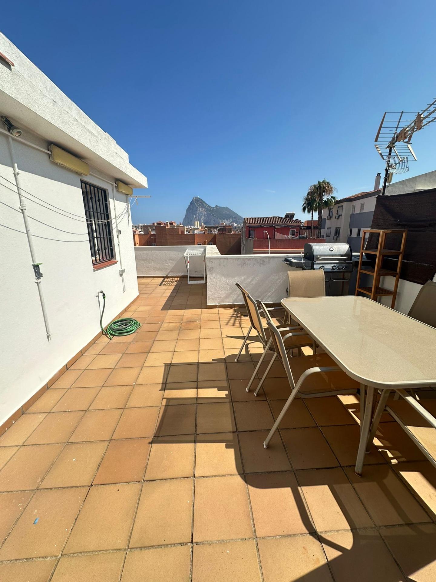 CASA EN URBANIZACIÓN PRIVADA CON GARAJE EN GABRIEL MIRÓ