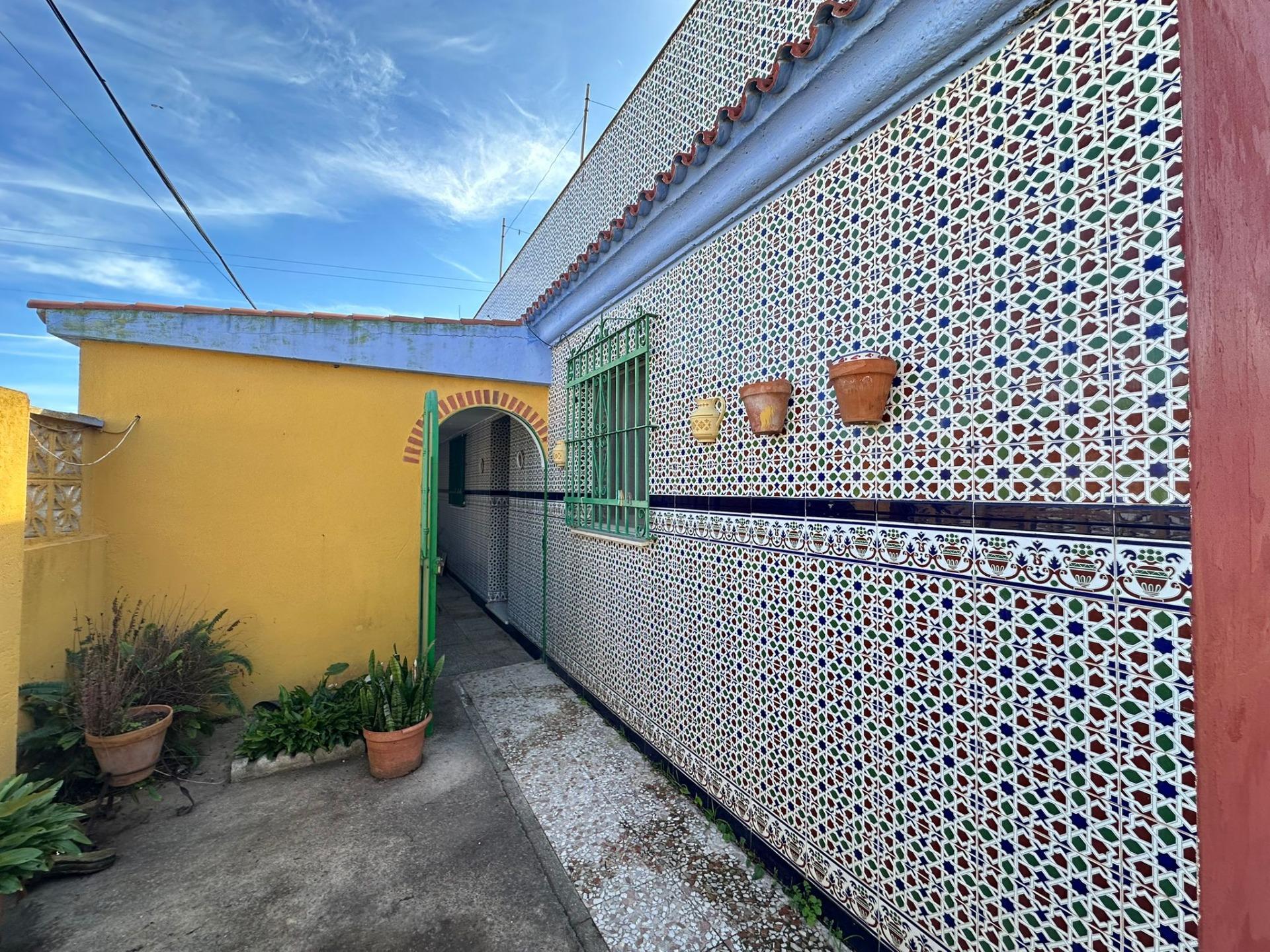 Casa con terreno estilo Andalusí en La Línea