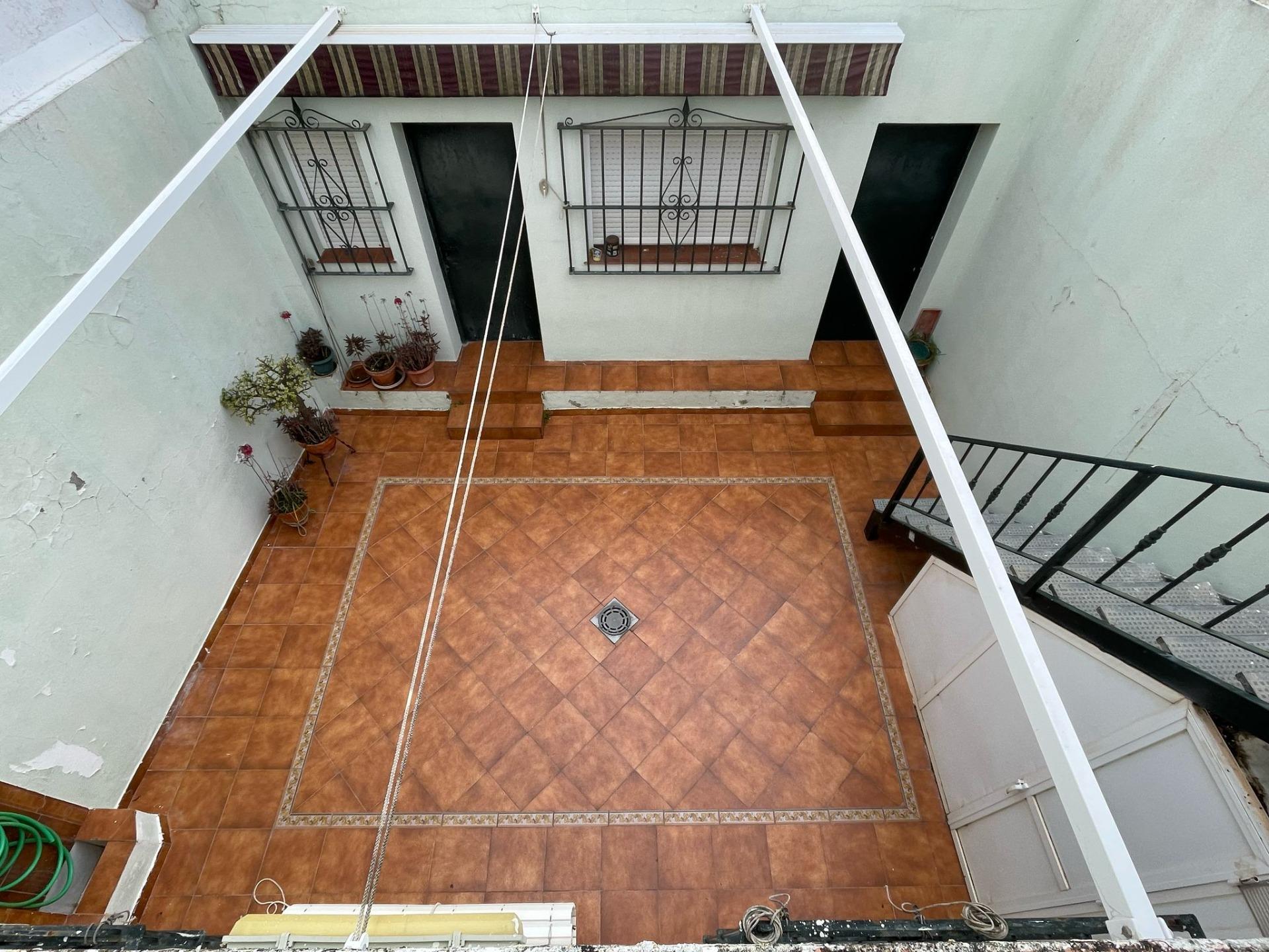 Casa en una sola planta con azotea propia en el centro.