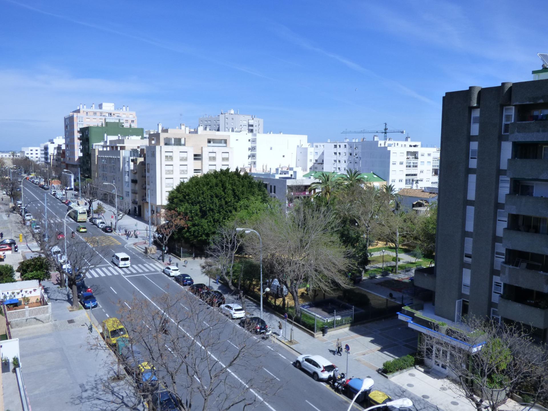 Amplia vivienda con vistas a la avenida a la altura de Santa del Mar