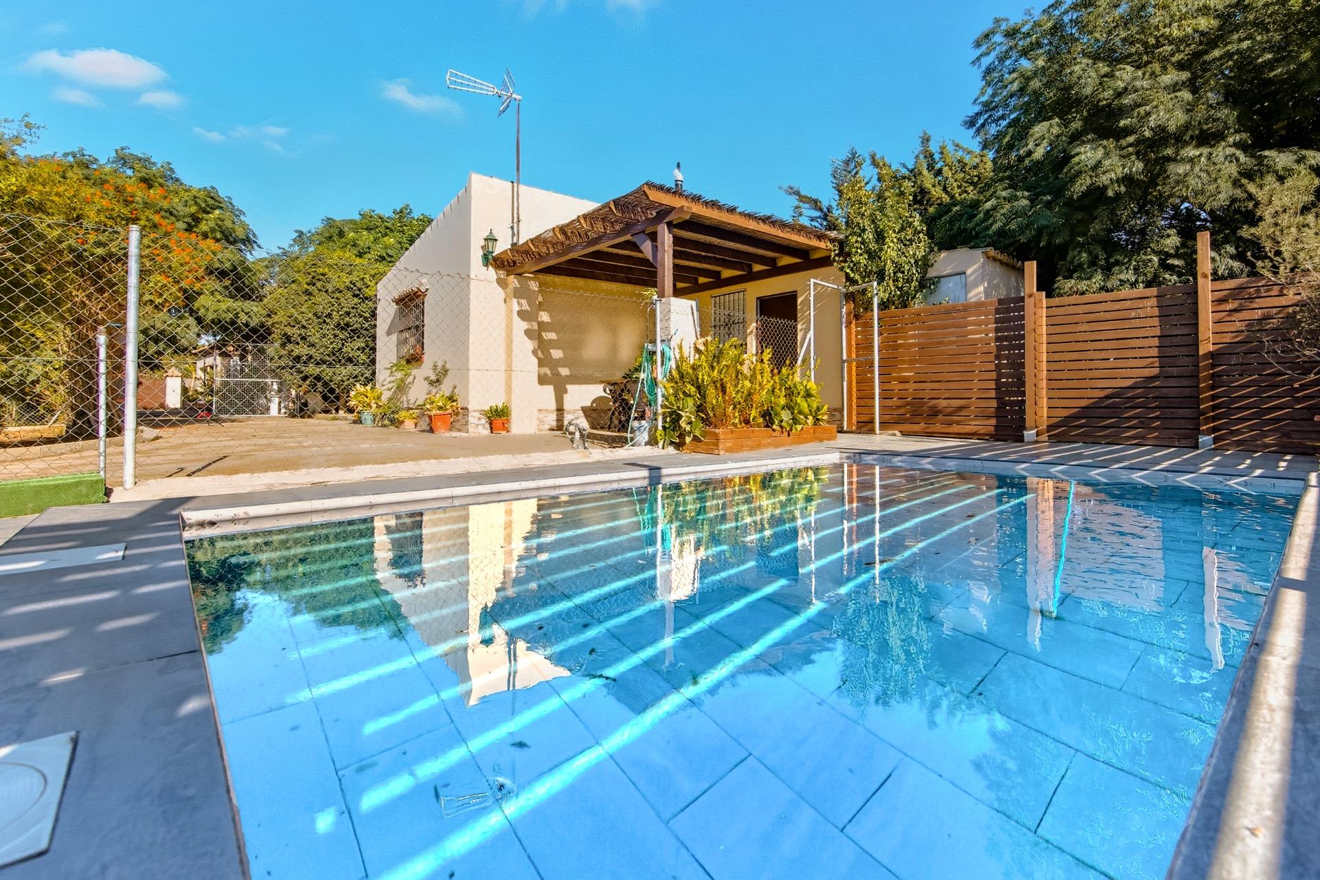 INCREIBLE FINCA CON DOS VIVIENDAS Y PISCINA EN 8.320M2