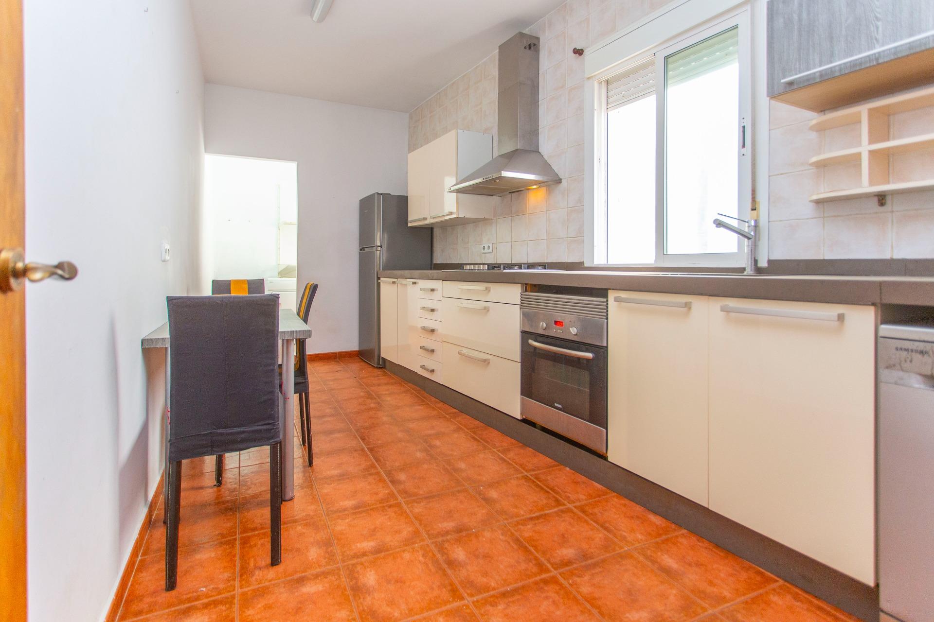 SE VENDE CASA EN EL CENTRO CON GARAJE