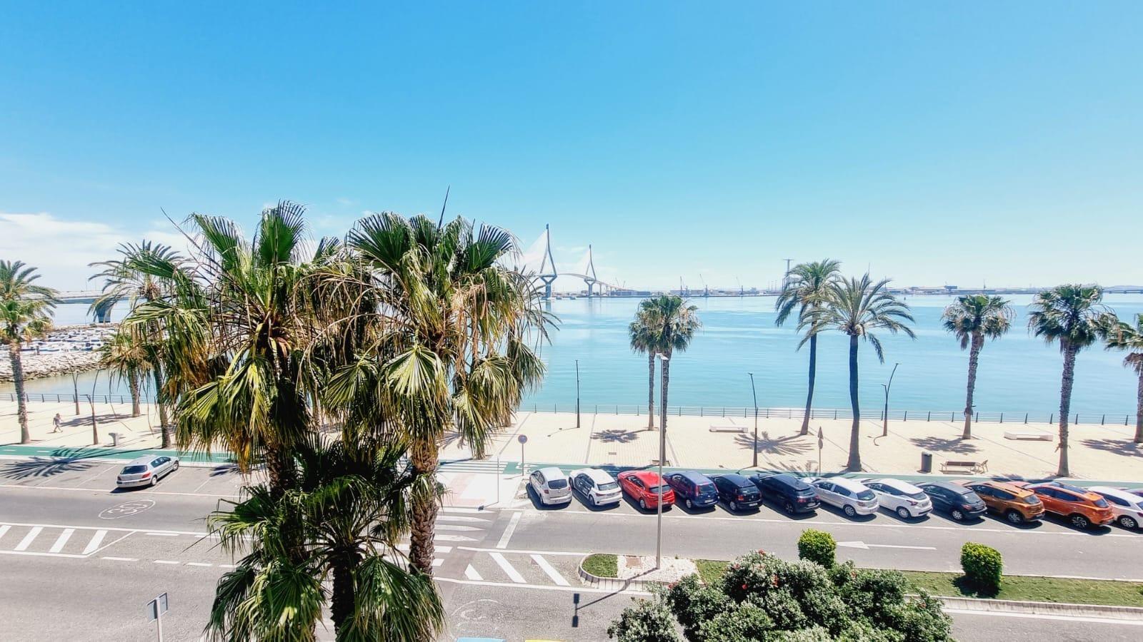 AMPLIO PISO FRONTAL A LA BAHÍA DE CÁDIZ