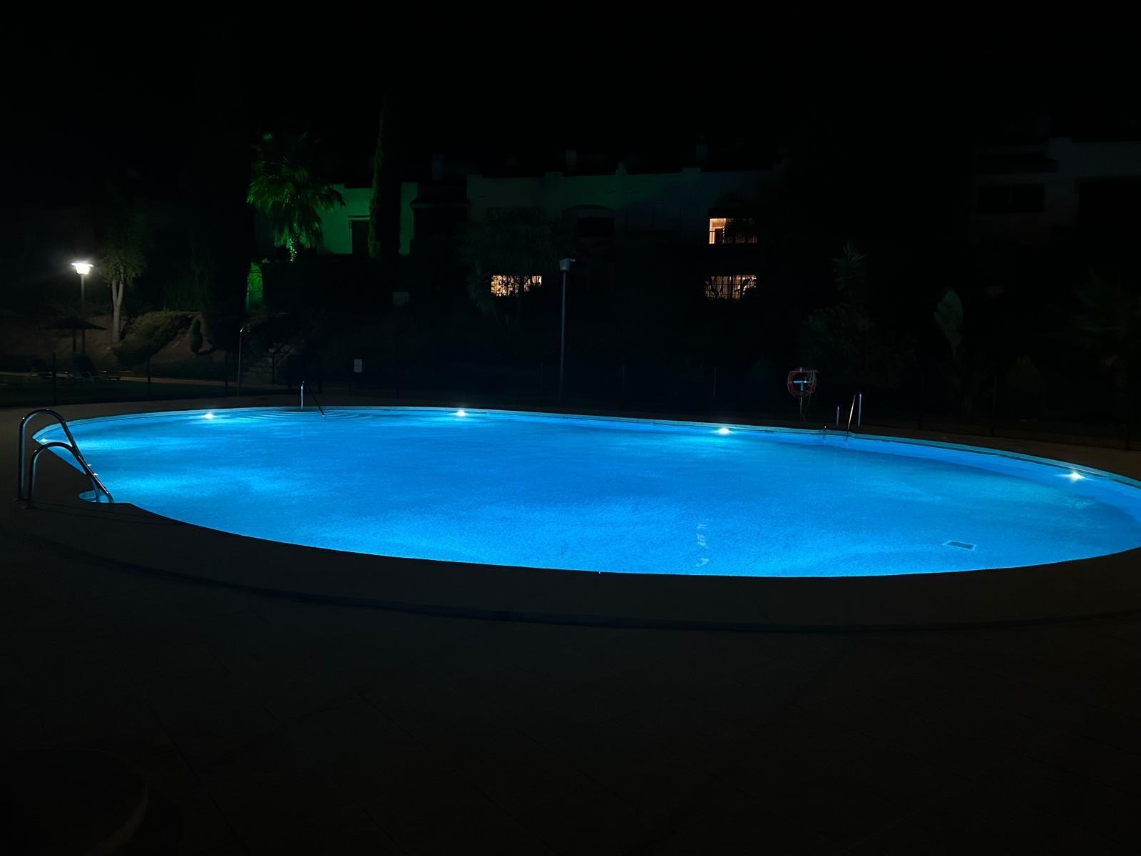 URB. HATO VERDE GOLF: MARAVILLOSA CASA PAREADA CON PISCINA COMUNITARIA, COMPLETAMENTE REFORMADA